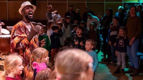 Musiker und Autor Michel Sanya Mutambala singt im Familienkonzert des MDR "Mopaya – Eine Geschichte aus Afrika".