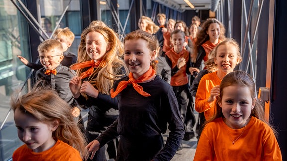 Jungen und Mädchen des MDR-Kinderchors fröhlich auf dem Weg ins Gewandhaus