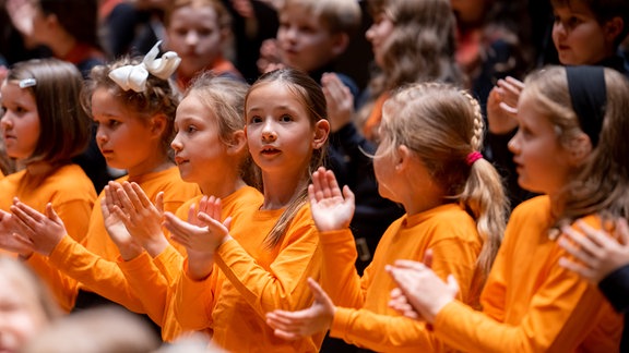 Das Adventskonzert des MDR-Kinderchors auf der Bühne des Gewandhauses