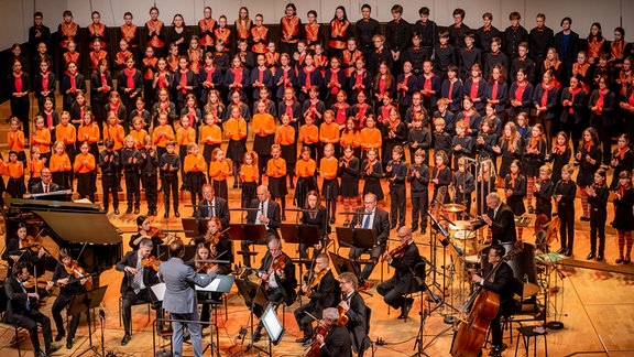 MDR-Kinderchor, MDR-Sinfonieorchester sowie Ungarischer Radio-Kinderchor unter der Leitung von Alexander Schmitt