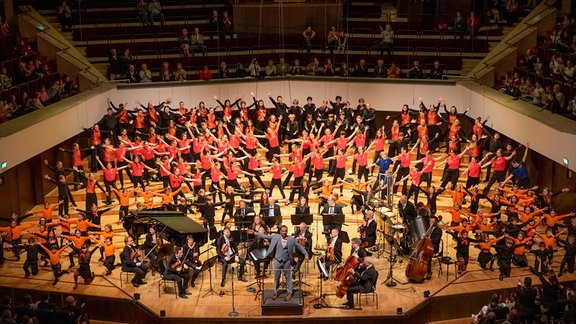 Zugabe am Ende des Konzertes mit MDR-Kinderchor, MDR-Sinfonieorchester und Ungarischem Radio-Kinderchor