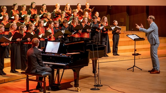 MDR-Kinderchor unter der Leitung von Alexander Schmitt und begleitet von Christian Otto am Flügel