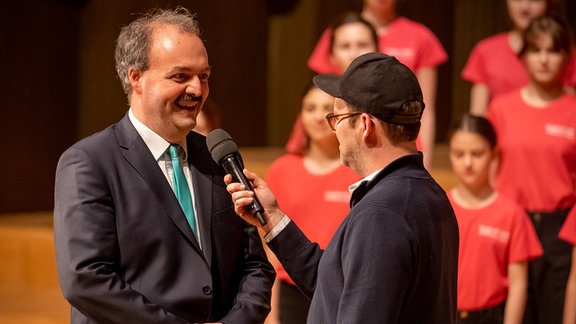 Leiter des Ungarischen Radio-Kinderchors Soma Dinyés sowie Moderator des Konzerts Ben Blümel