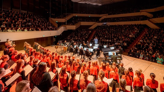 MDR-Kinderchor und MDR-Sinfonieorchester im ausverkauften Großen Saal des Gewandhauses