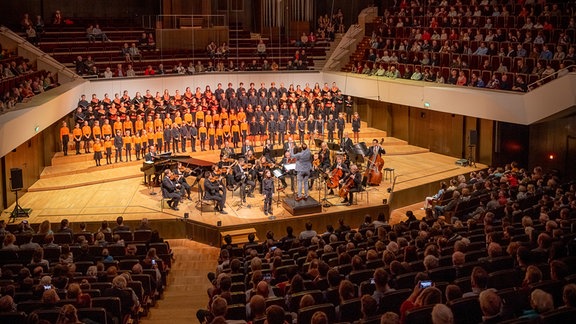 MDR-Kinderchor und MDR-Sinfonieorchester unter der Leitung von Alexander Schmitt