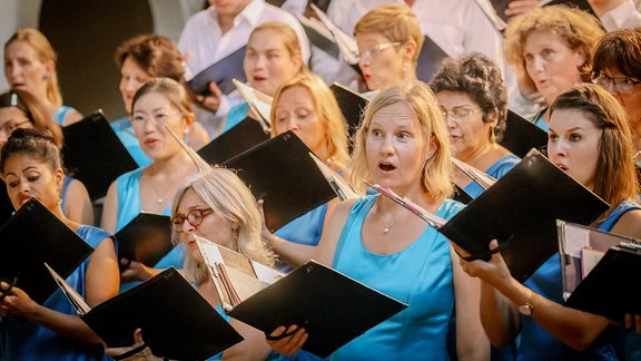 Damen des MDR-Rundfunkchors beim MDR-Musiksommer im Dom zu Halle