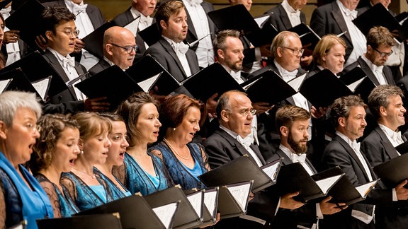 Die Sängerinnen und Sänger des MDR-Rundfunkchors singen in festlicher Kleidung im Gewandhaus