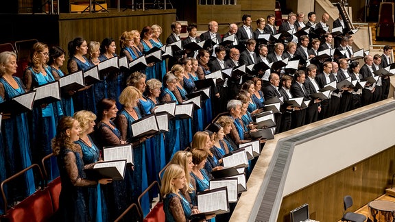 Die Sängerinnen und Sänger des MDR-Rundfunkchors singen in festlicher Kleidung im Gewandhaus