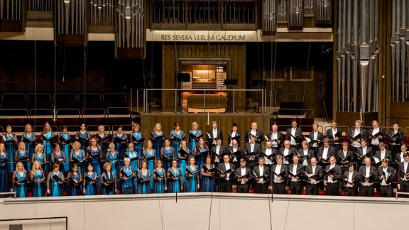 Die Sängerinnen und Sänger des MDR-Rundfunkchors singen in festlicher Kleidung im Gewandhaus