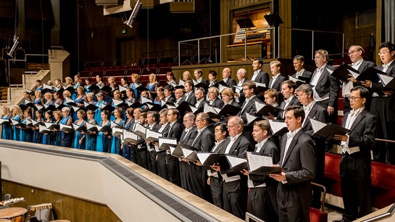 Die Sängerinnen und Sänger des MDR-Rundfunkchors singen in festlicher Kleidung im Gewandhaus