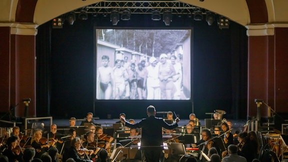 Am Ende des Abends wurden MDR-Sinfonieorchester, Dirigent Frank Strobel (Foto) und Artist Marcus Jeroch vom Publikum gefeiert. 