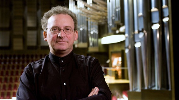 Der Organist Michael Schönheit vor seinem Instrument