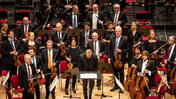 MDR-Sinfonieorchester und MDR-Rundfunkchor unter Leitung von Alexander Liebreich in Suhl beim Eröffnungskonzert der Saison 2023/24.