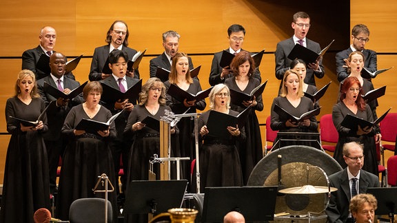 MDR-Sinfonieorchester und MDR-Rundfunkchor in Suhl beim Eröffnungskonzert der Saison 2023/24.