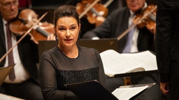 Mezzosopranistin Sophie Harmsen mit dem MDR-Sinfonieorchester in Suhl beim Eröffnungskonzert der Saison 2023/24.