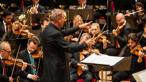 Dirigent Alexander Liebreich mit dem MDR-Sinfonieorchester in Suhl beim Eröffnungskonzert der Saison 2023/24.