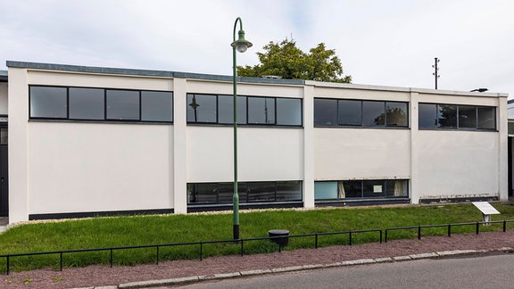 Ein weißes Reihenhaus im Bauhaus-Stil: schlicht und mit klaren Linien.