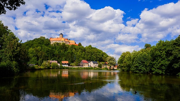 Blick auf die Burg Schönfels über das Wasser.