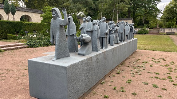 Eine Skulpturengruppe auf dem Gertraudenfriedhof in Halle