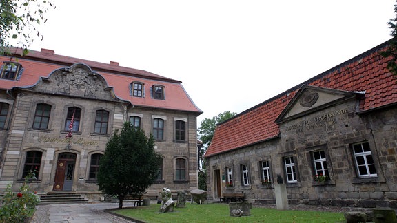 Zwei Gebäude des Museums für Vogelkunde