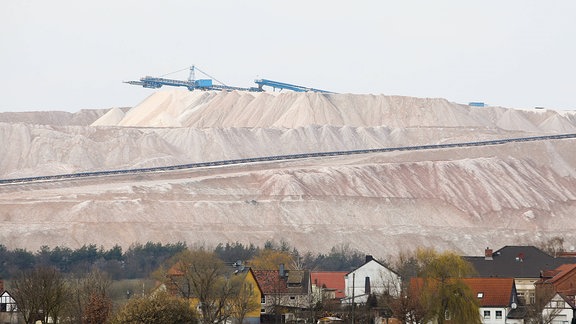 Hinter der Ortschaft Loitsche türmt sich der "Kalimandscharo", der Salzberg des Werkes Zielitz auf. 