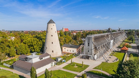 Drohnenaufnahme des Kunsthofs in Bad Salzelmen mit allen historischen Gebäuden und dem Gradierwerk.