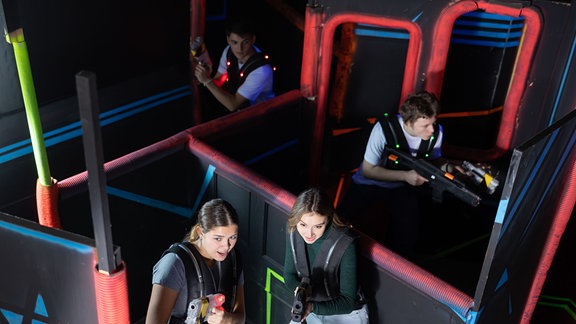 Jugendliche spielen Lasertag