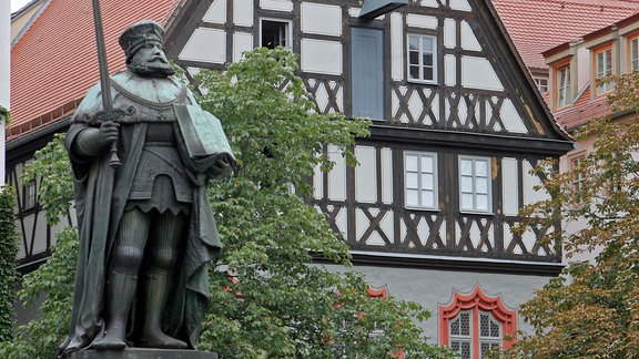 Blick auf den Fachwerkbau des Stadtmuseums "Göhre" am Marktplatz von Jena. Im Vordergund das Denkmal Johann Friedrich des Großmütigen.