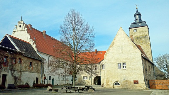 Ein Blick auf die Wasserburg Egeln bei blauem Himmel.