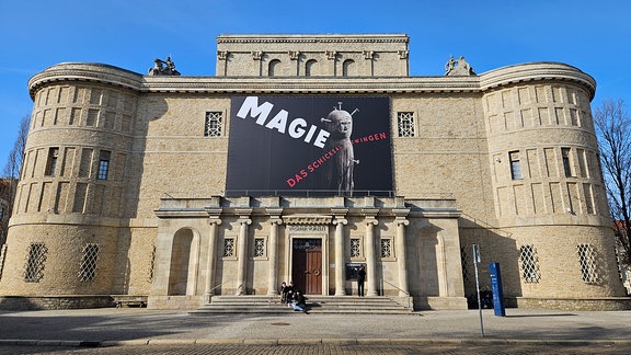 Außenansicht des Landesmuseums für Vorgeschichte in Halle, ein grauer burgenähnlicher Bau.