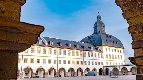 Schloss Friedenstein in Gotha: Blick durch einen Rundbogen in den Innenhof auf das weiß-gelbe Gebäude