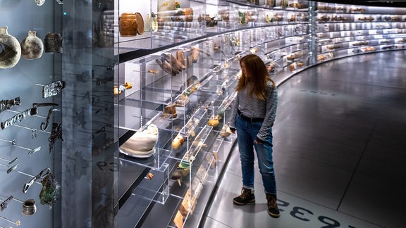 Wie auf einem Zeitstrahl präsentiert eine Wand im Staatlichen Museum für Archäologie Chemnitz Alltagsgegenstände verschiedener Epochen aus Sachsen.