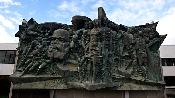 Das 14,4 x 6 x 3 Meter große Karl Marx Relief, aufgenommen am 05.11.2013 auf dem Areal der Universität in Leipzig