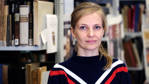 Kunsthistorikerin Sabine Breer steht in der Bibliothek des Museums im Schloss Neu-Augustusburg. 