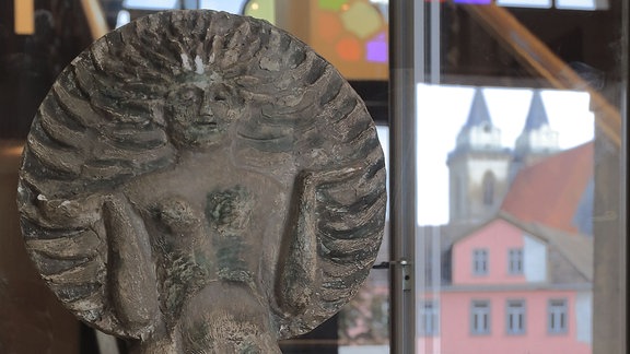 Die Gips-Skulptur "Tag und Nacht" steht am 30.09.2014 bei einem Pressetermin zur Ausstellung "Die (Un-) Vergessene?" im Salzlandmuseum in Schönebeck/Elbe (Sachsen-Anhalt) in einer Vitrine.