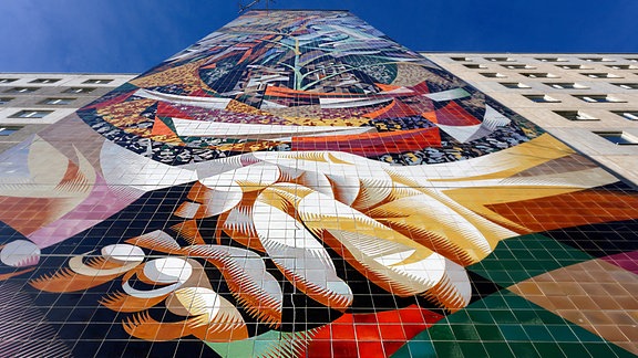 Detailansicht eines großen Wandmosaiks an einem Plattenbau in Halle