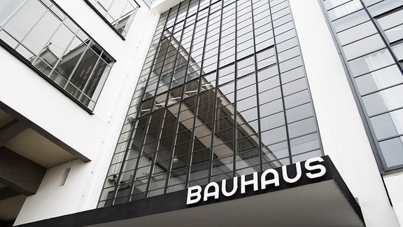 Bauhausgebäude in Dessau, Eingang zum Gebäude mit klarer Linienführung, Glasfassade und dem Schriftzug Bauhaus