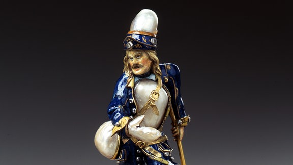 Barocke Porzellanfigur eines Soldaten in Gala-Uniform und mit einem Holzbein.