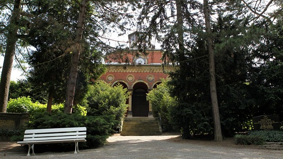 Blick zur Trauerhalle auf dem Neuen Jüdischen Friedhof in Erfurt