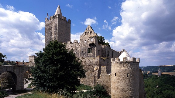 Die Rudelsburg bei Bad Kösen: eine Ritterburg mit runden Türmen, die auf einem Berg über der Saale thront