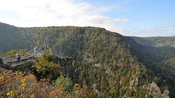 Die Rosstrappe mit Blick auf die Berge im Harz, unten das Bodetal