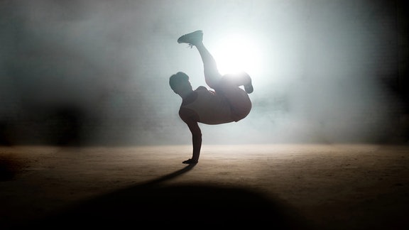 Silhouette eines Breakdancers