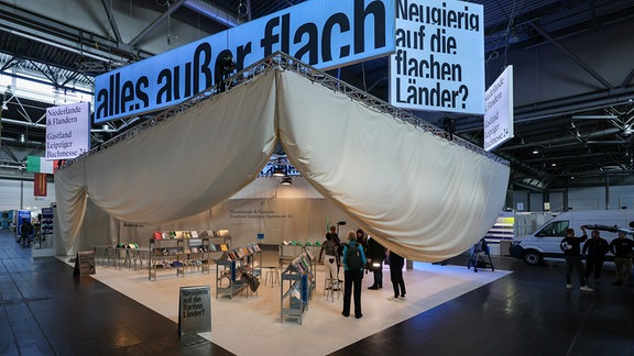 „Alles außer flach“ steht über dem Stand des Gastlandes Niederland auf der Leipziger Buchmesse.