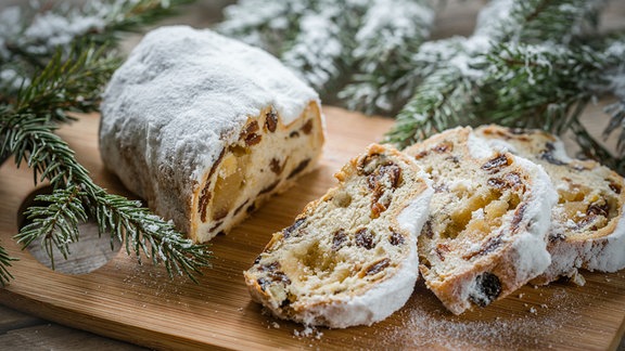 Christstollen mit verschneitem Tannenzweig