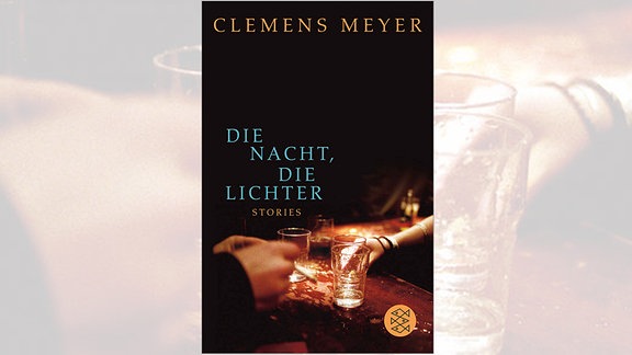 Buchcover von Clemens Meyer: "Als wir träumten", Hände auf einem Tresen in dunklem Licht