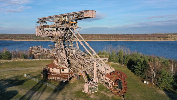 Ein Braunkohlebagger in Ferropolis, im Hintergrund ein See