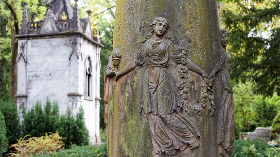 Tanzende Nymphe, Figur am Euphrosyne-Denkmal von Friedrich Wilhlem Döll, Historischer Friedhof, Weimar