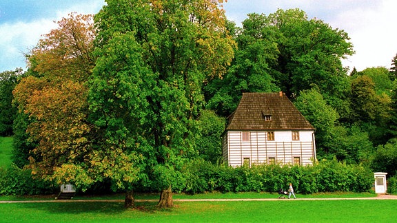 In frühherbstlicher Stimmung präsentiert sich der Park rund um das Goethe-Gartenhaus im thüringischen Weimar.