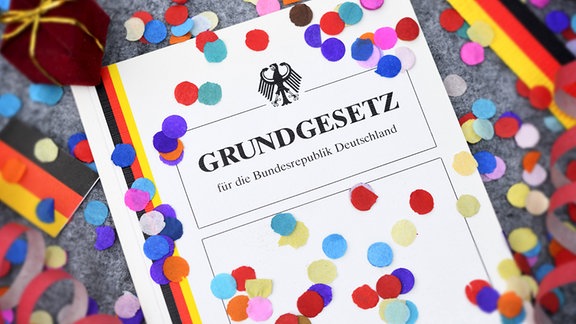 Konfetti auf Grundgesetz