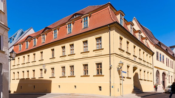 Händelhaus Halle: ein Eckgebäude mit gelber Fassade und rotem Dach